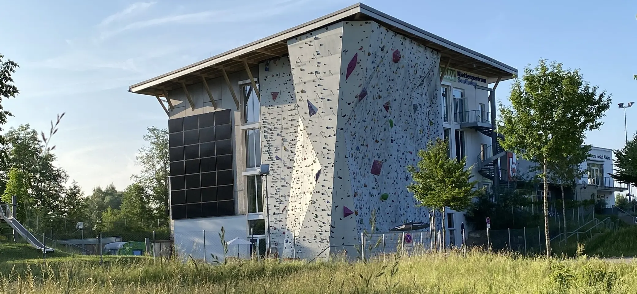 Kletterhalle Außenansicht mit Wiese | © DAV Allgäu-Immenstadt