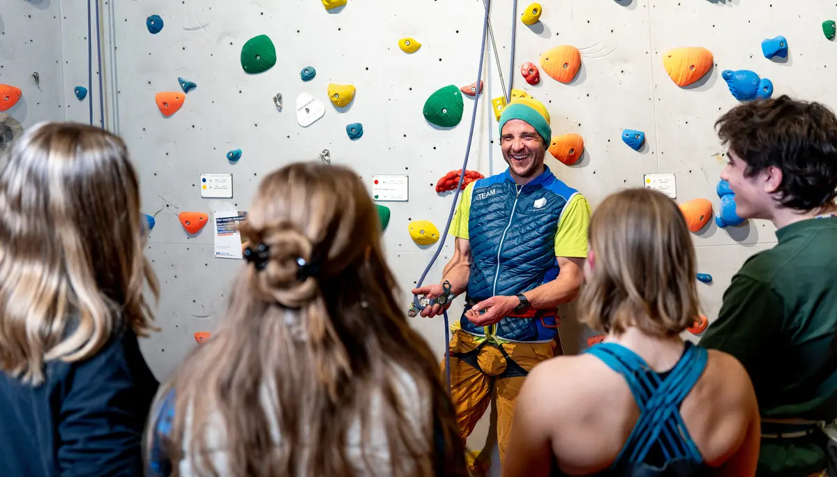 Kurs mit Trainer mit Sicherunsgerät in der Hand | © Vinzent Weinbeer