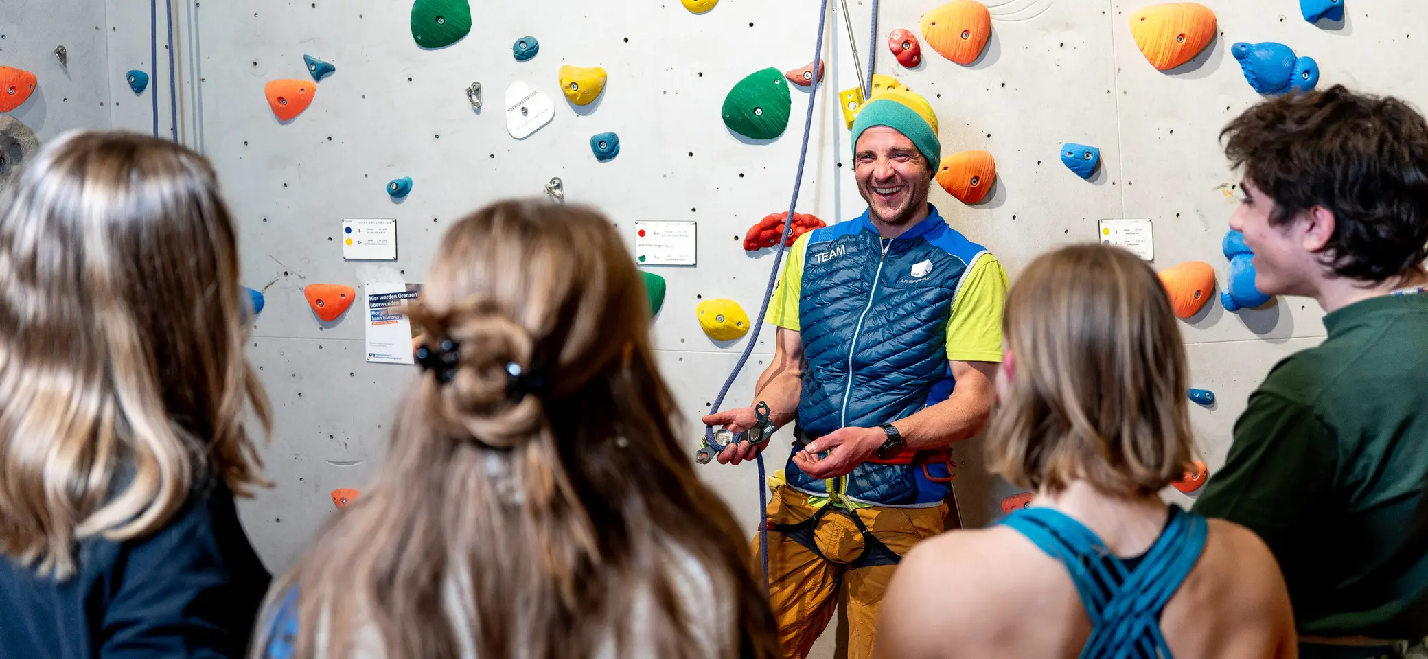 Kurs mit Trainer mit Sicherunsgerät in der Hand | © Vinzent Weinbeer